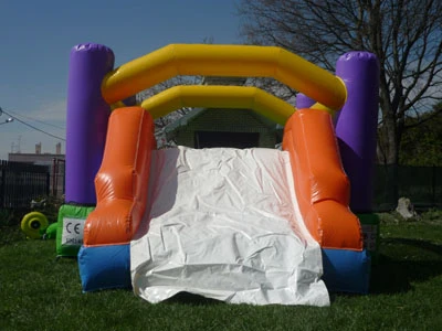 Šareni trampolin s toboganom — dvorac na napuhavanje za najam u Rijeci, 3,3 × 5 m
